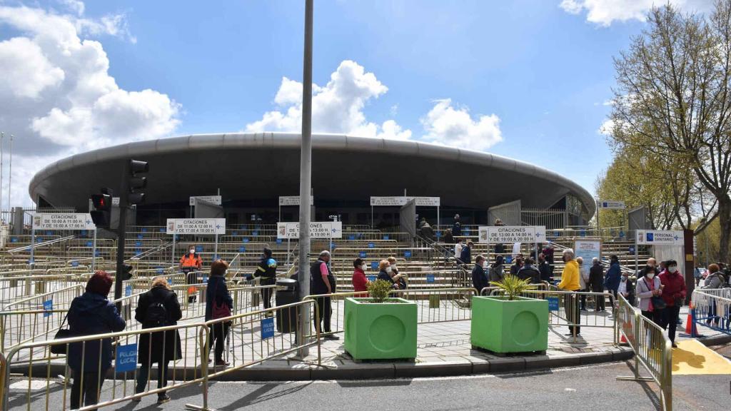 Personas esperando para vacunarse en el Multiusos Sánchez Paraíso