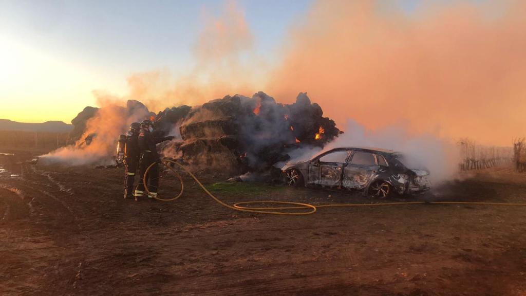 Imagen del coche ardiendo