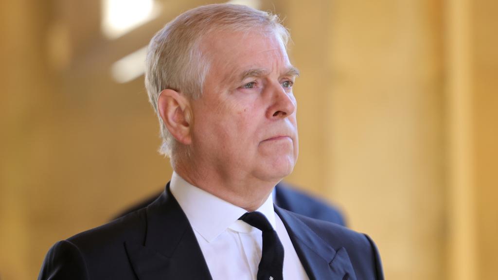 El príncipe Andrés en el funeral del duque de Edimburgo.