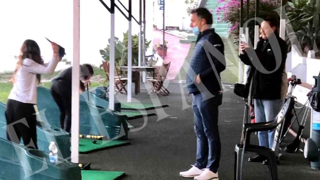 Julián Muñoz junto a su nieta en las clases de golf en Marbella.