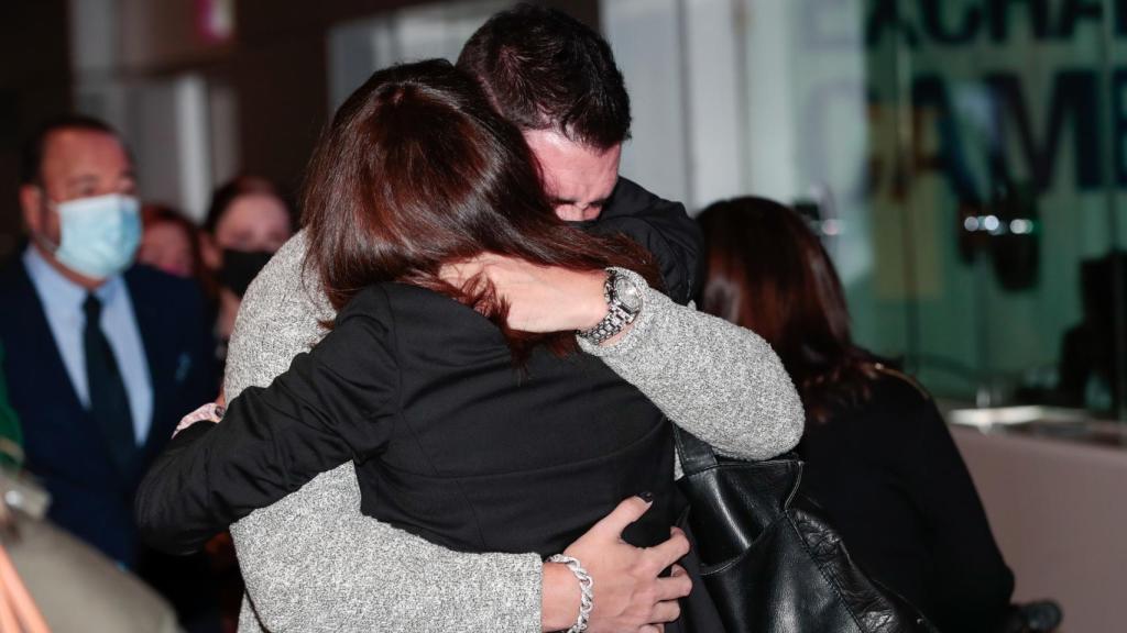 María Ángeles Grajal se ha fundido en un gran abrazo con su hijo Jacobo.