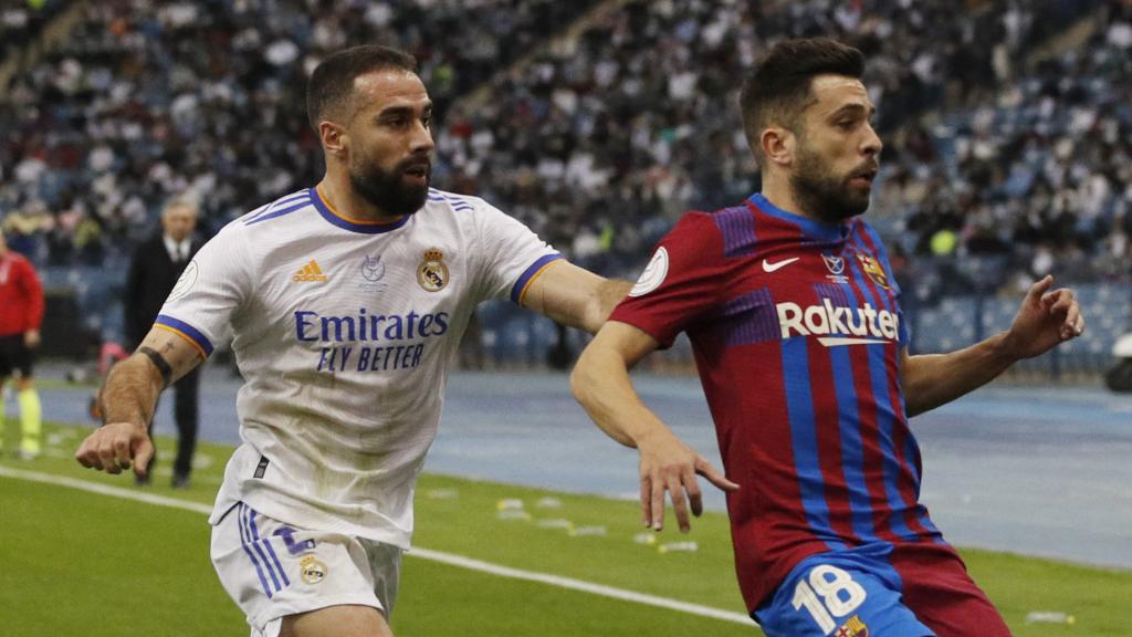 Daniel Carvajal presiona a Jordi Alba en el córner