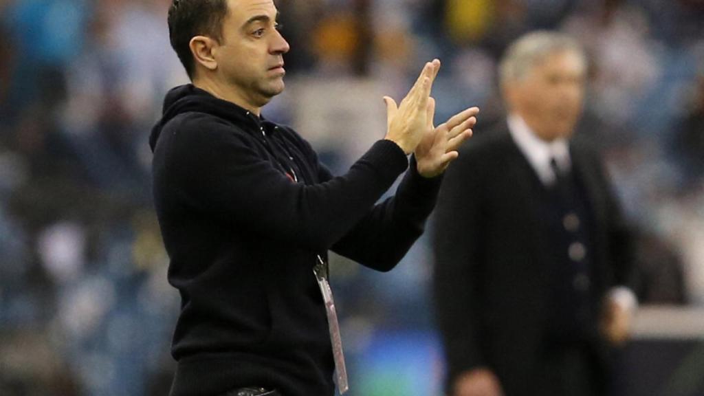 Xavi Hernández da órdenes a los jugadores del FC Barcelona, al fondo Carlo Ancelotti