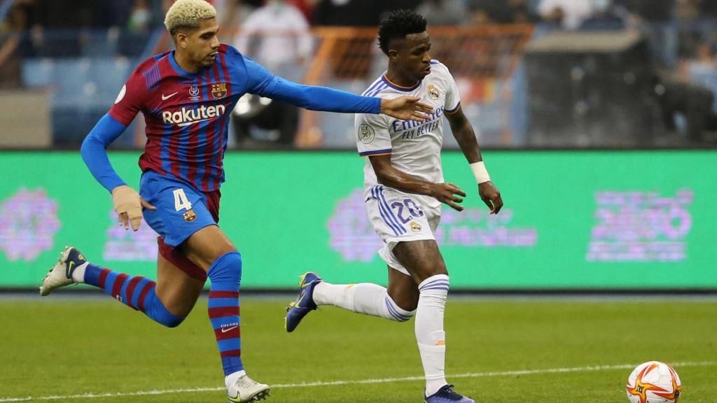 Vinicius supera a Ronald Araújo y marca gol