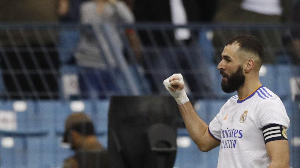 Karim Benzema celebra su gol al FC Barcelona en la Supercopa