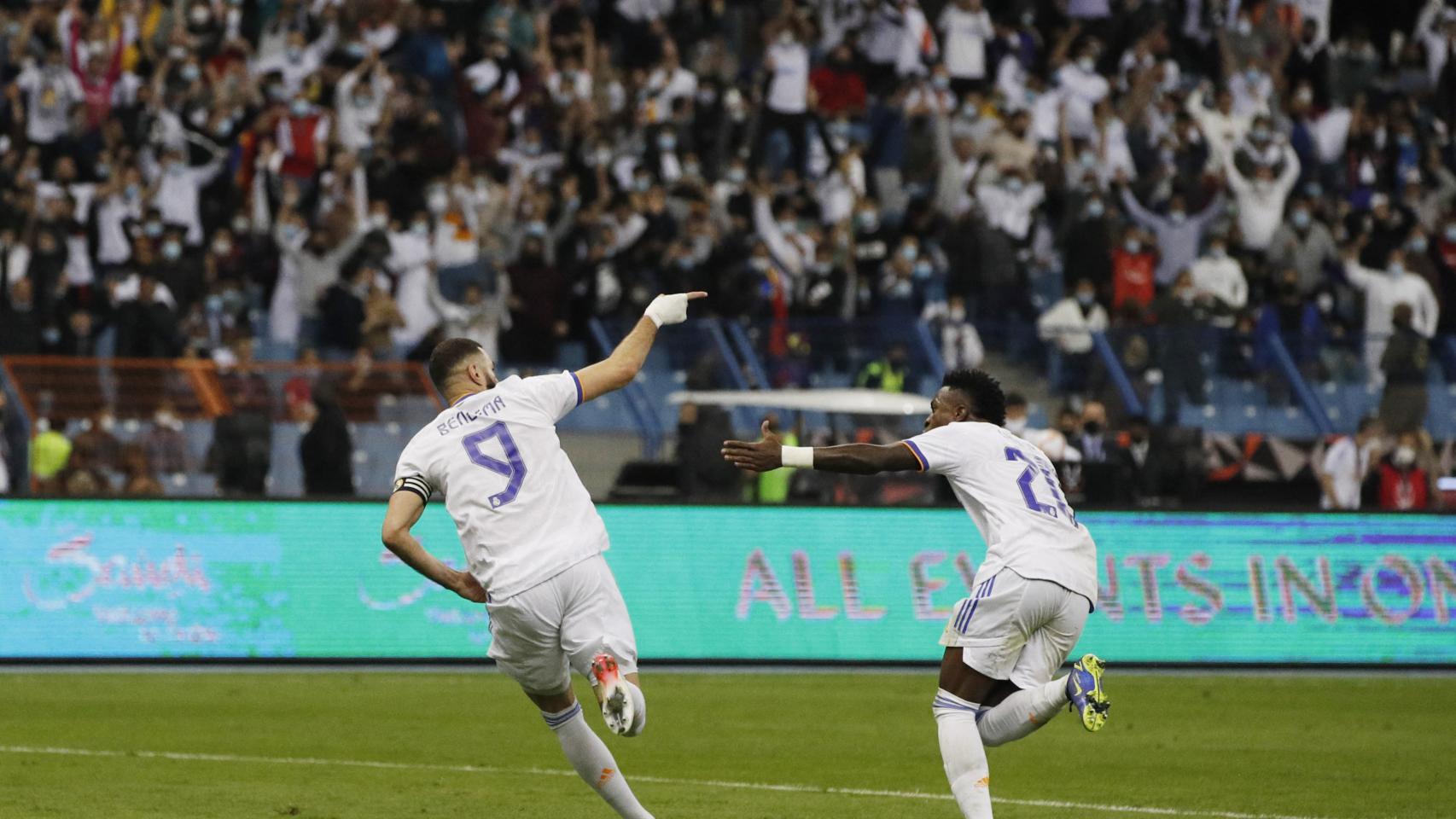 Vinicius persigue a Karim Benzema para felicitarlo por su gol al Barça