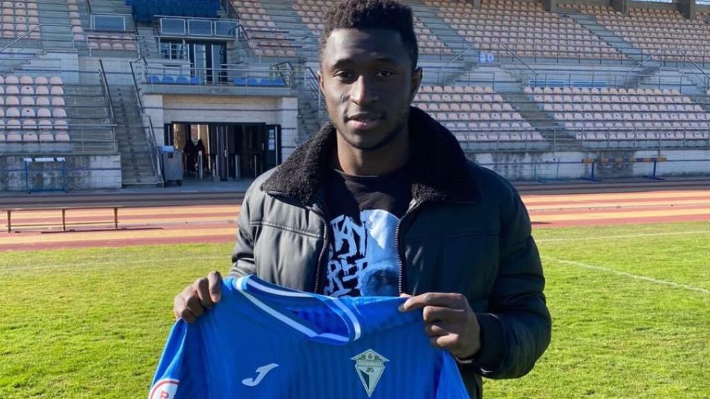 Gassama con la camiseta del Manchego de Ciudad Real. Foto: Manchego de Ciudad Real