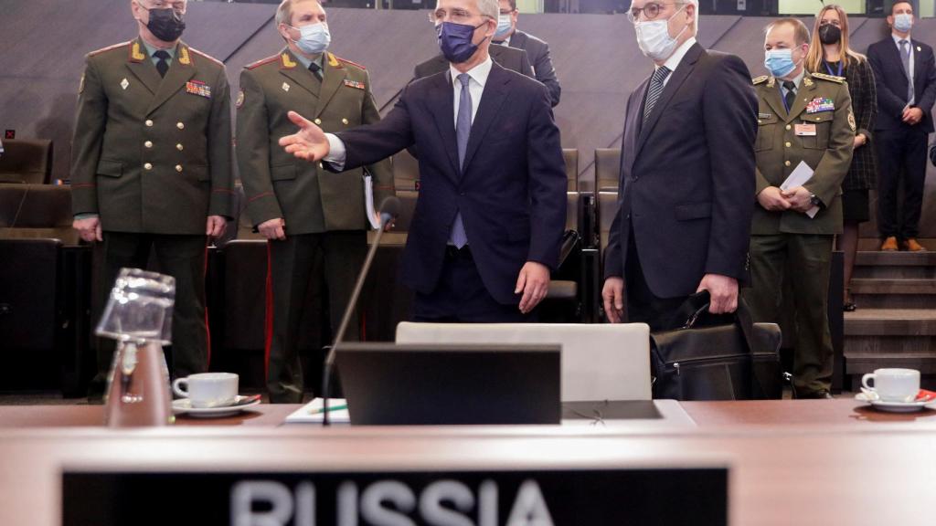 El secretario general de la OTAN, Jens Stoltenberg, y el viceministro de Exteriores de Rusia, Alexander Grushko, durante la reunión de este  miércoles en Bruselas
