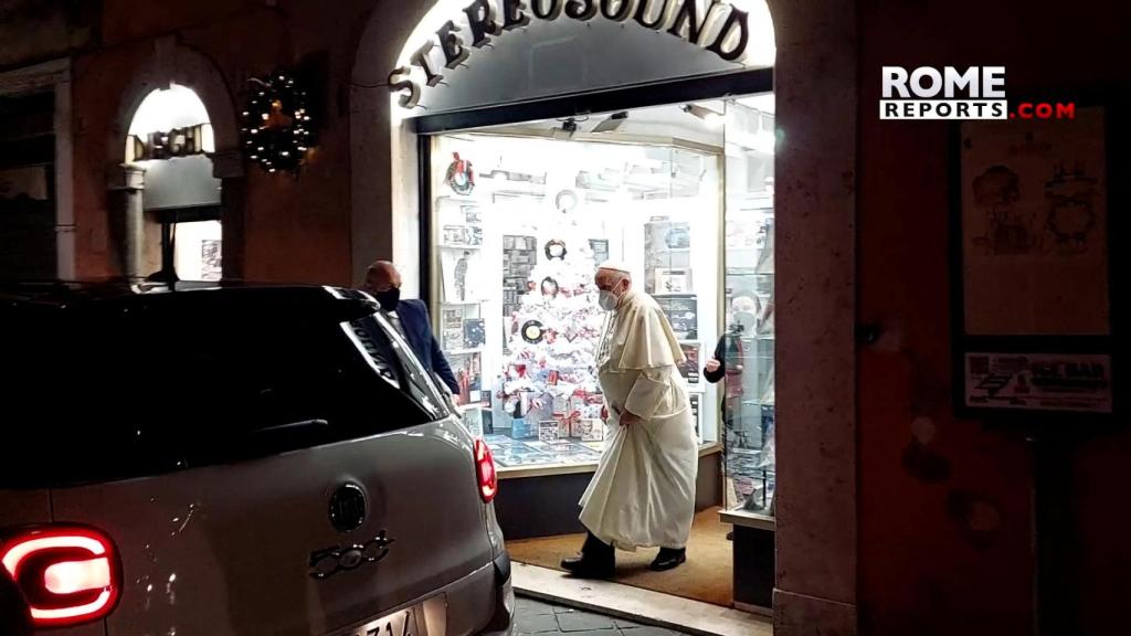 El papa Francisco saliendo de la tienda de discos 'Stereosound', situada en el centro de Roma.