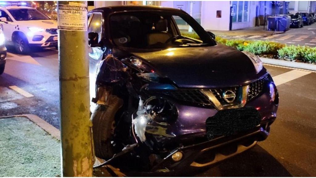 El coche accidentado de madrugada.