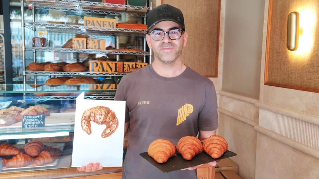 Antonio García, posando con sus croissants y el premio que los acredita como los mejores de España.