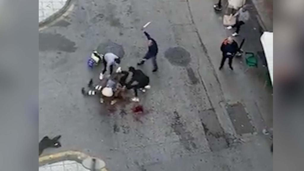 Un viandante consigue arrebatar el machete con el que dos magrebíes han atacado a un español.