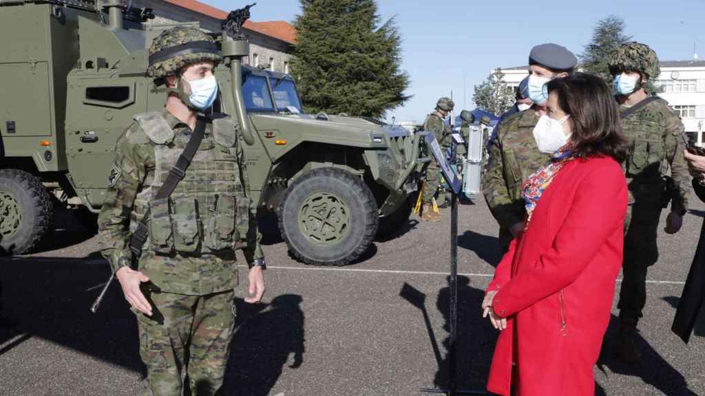La ministra de Defensa, Margarita Robles durante su visita a la Brilat, en Pontevedra.