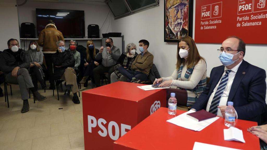 David Arranz / ICAL . El ministro de Cultura, Miquel Iceta, la vicesecretaria general del PSOE de Castilla y León, Virginia Barcones, mantienen un encuentro con colectivos de la cultura