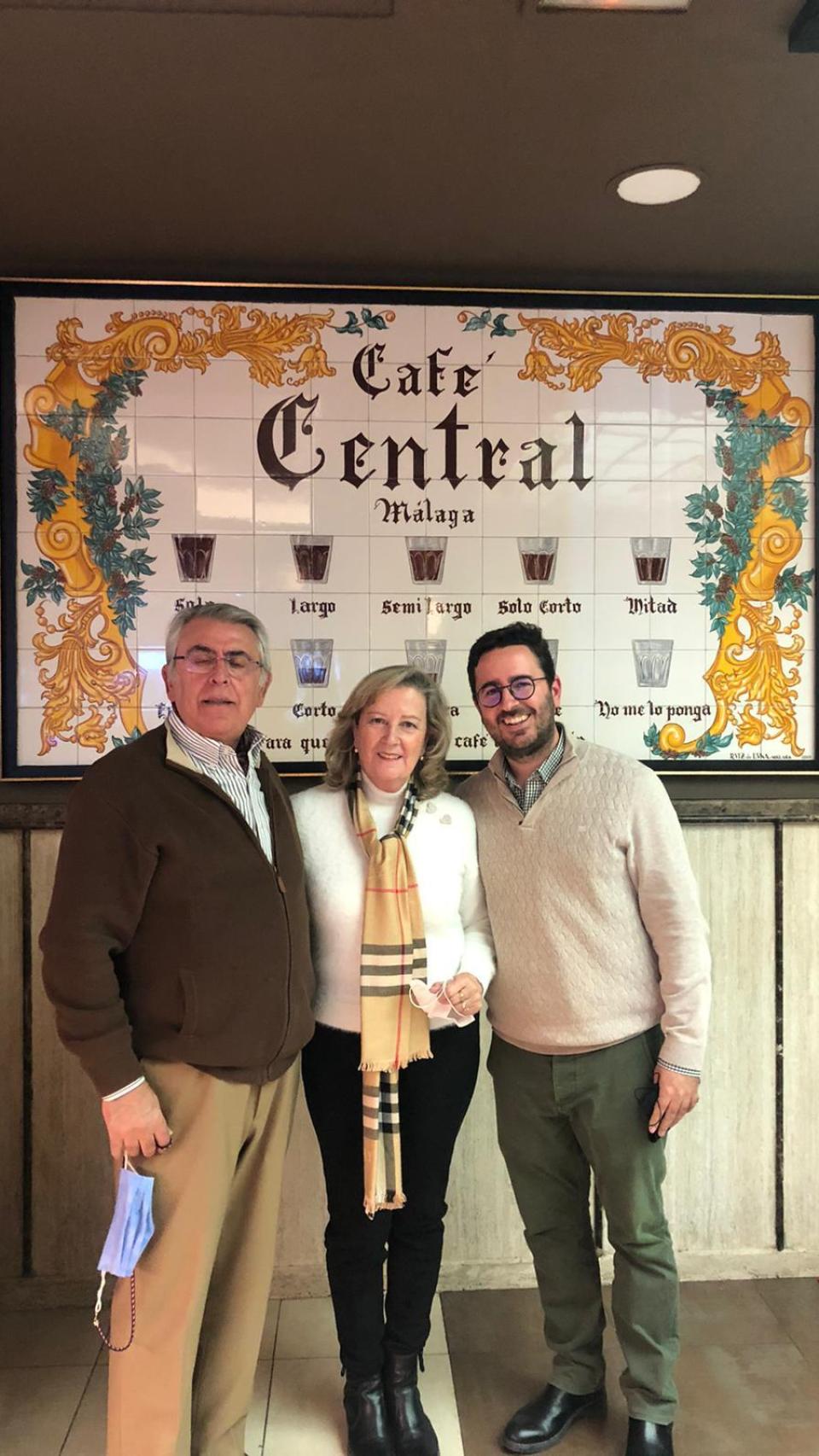 Rafael Prado, junto a su mujer y su hijo Rafa, al lado del mosaico con los cafés del Central.