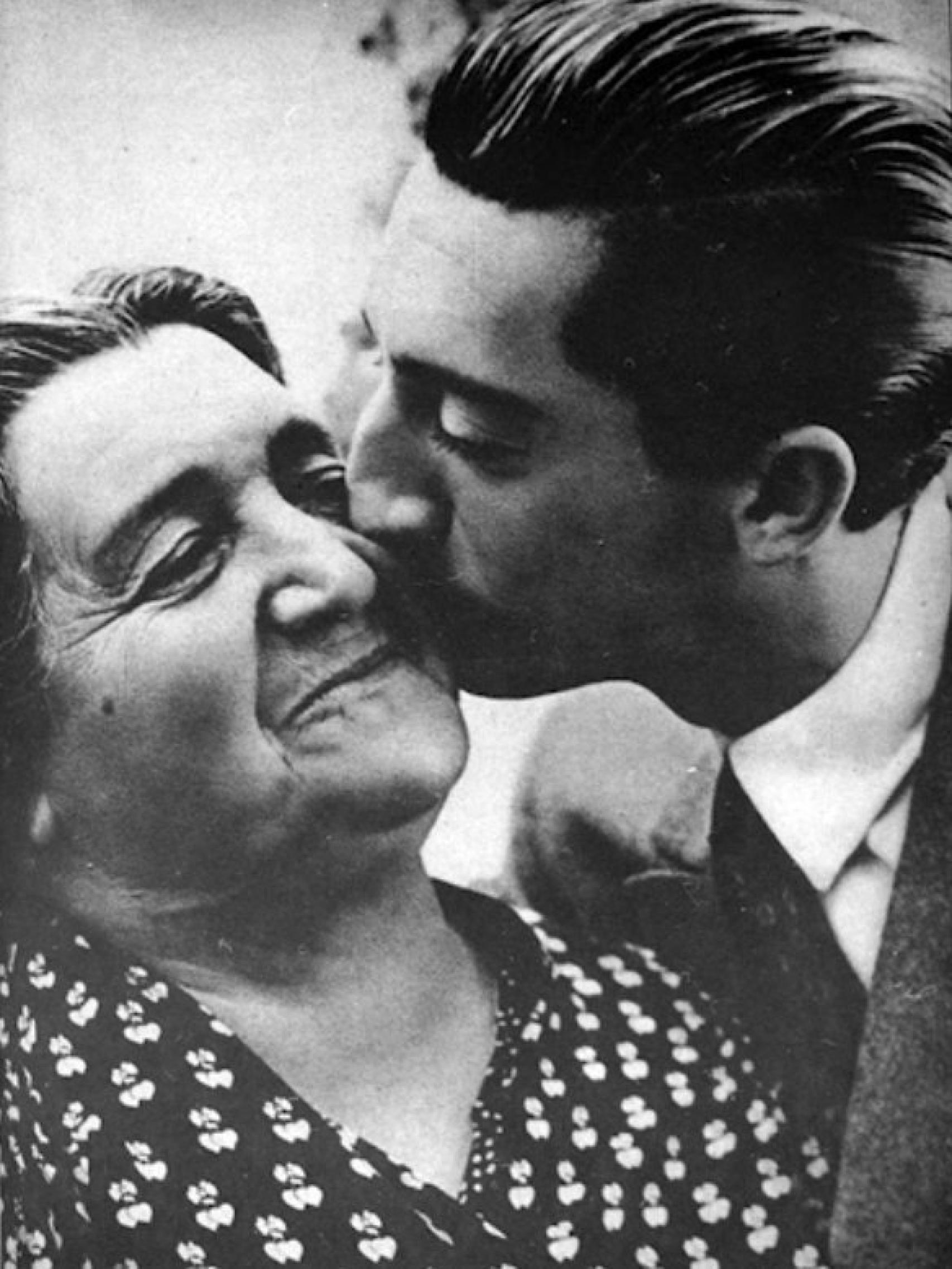 Manolete besa a su madre, doña Angustias.