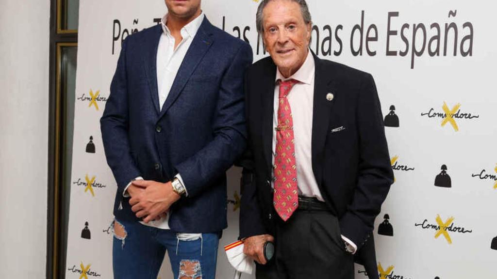 El diestro Jaime Ostos junto a su hijo, Jacobo, en el evento de la 'Peña taurina Las Meninas de España'.