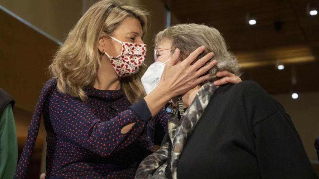 Yolanda Díaz conversa con Yenia Camacho