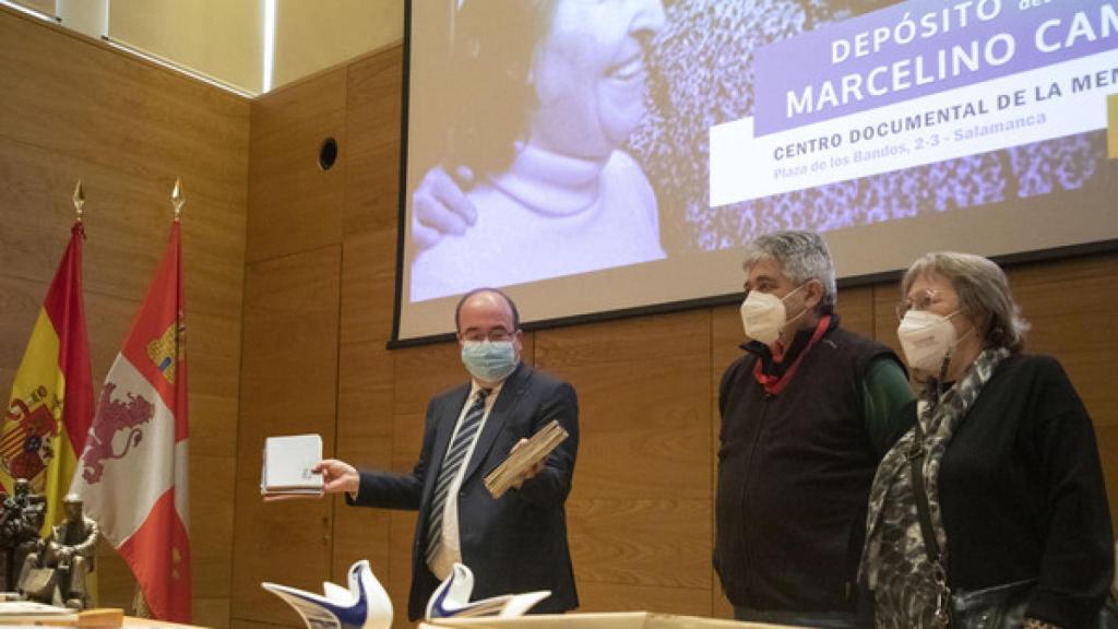 Miquel Iceta muestra los documentos donados por los hijos del fundador de CCOO