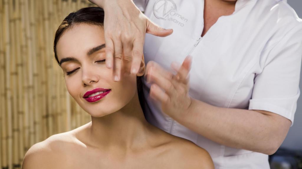 Tratamiento facial manual realizado en las clínicas Carmen Navarro.