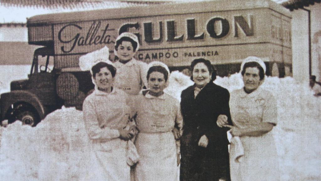Trabajadoras de Gullón junto a un camión en los inicios de la galletera. Fuente: Galletas Gullón.