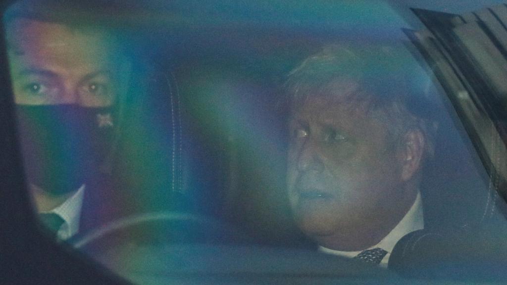 Johnson saliendo del parlamento británico en su coche presidencial este miércoles.