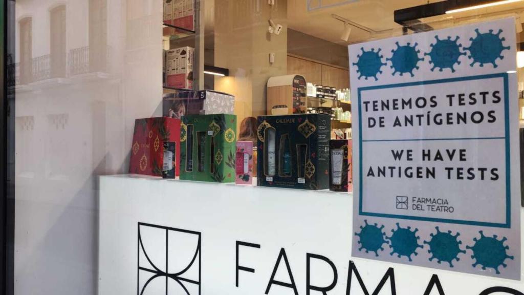 Anuncio de existencias de test de antígenos en una farmacia alicantina.