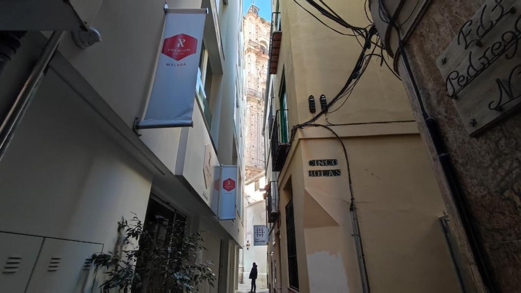 La estrechez de Cinco Bolas le da un aspecto siniestro, incluso hoy y sobre todo de noche.