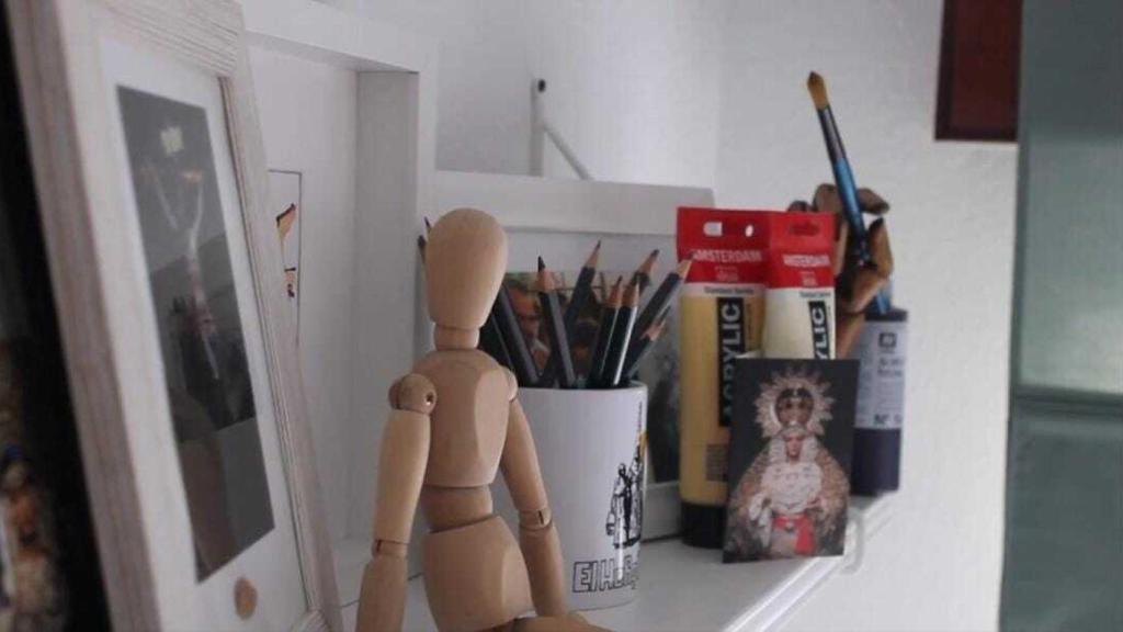 Una estampa de la Virgen de la Esperanza, en su estudio.