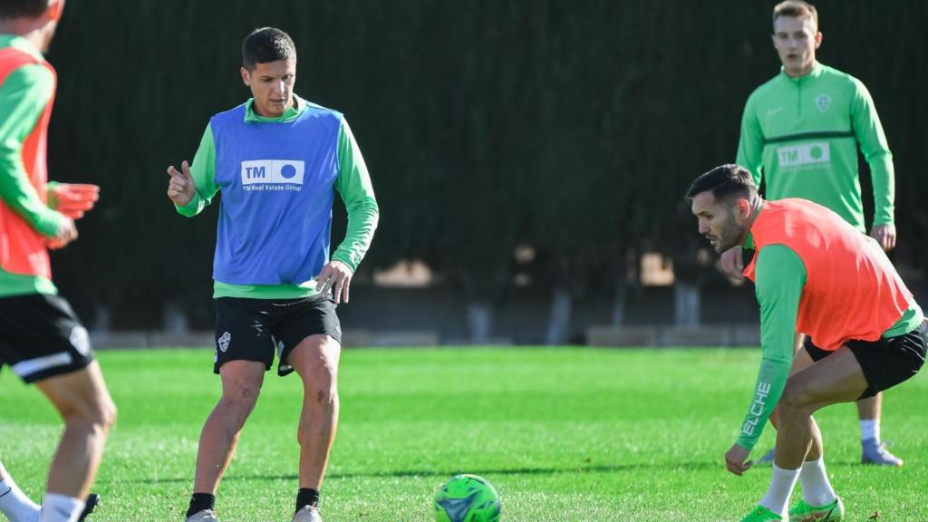 El delantero argentino Guido Carrillo elogia el sistema de trabajo del entrenador del Elche.