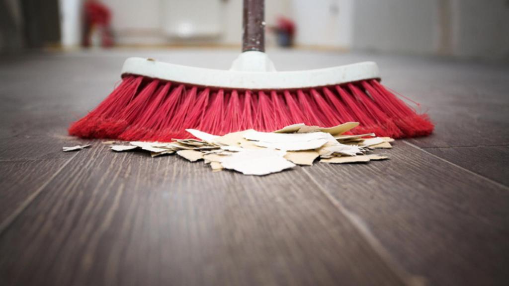 Trucos para eliminar pelos o pelusa de la escoba.