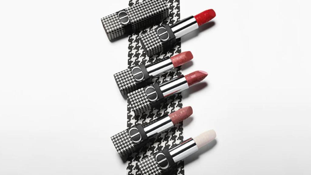 La fórmula de la barra de labios Rouge Dior está enriquecida con ingredientes de origen natural.