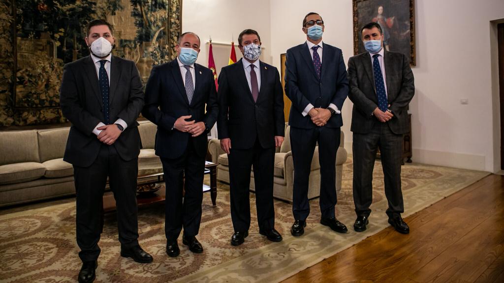 Reunión de García-Page con el alcalde de Albacete, Emilio Sáez, y el CEO de Eurocopter. Foto: D. Esteban González / JCCM