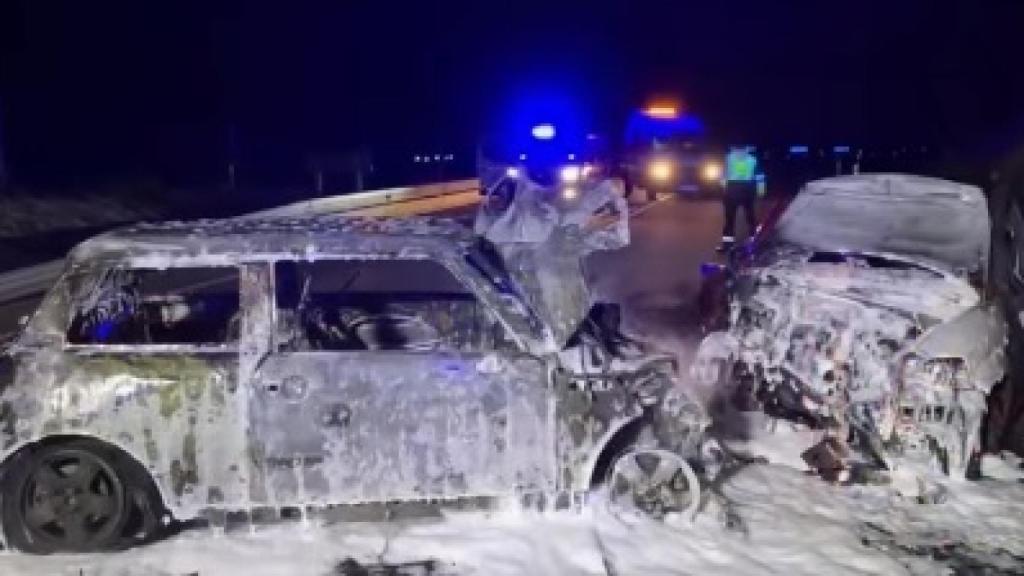 Los dos turismo implicados en el accidente quedaron calcinados. Foto: CPEIS Toledo.