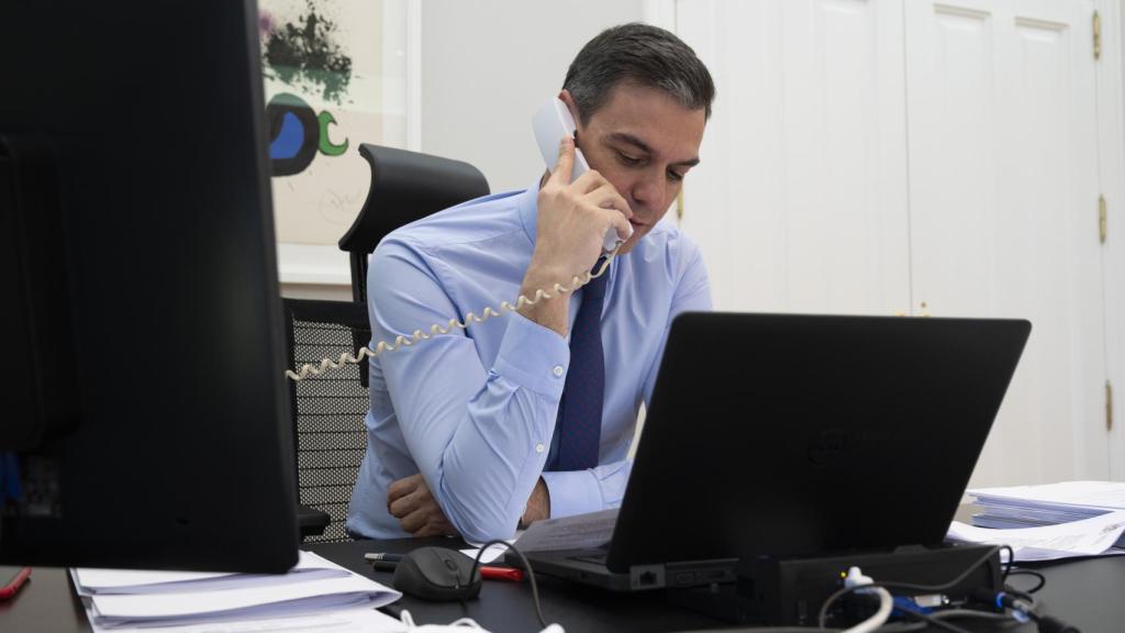 Pedro Sánchez habla con Emmanuel Macron, presidente de la República Francesa, desde su despacho de Moncloa.