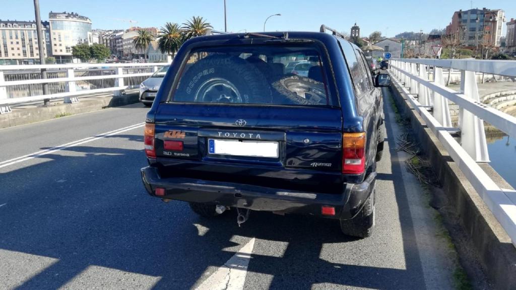 El todoterreno que se cayó de un camión hoy en el puente que une O Temple con O Burgo.