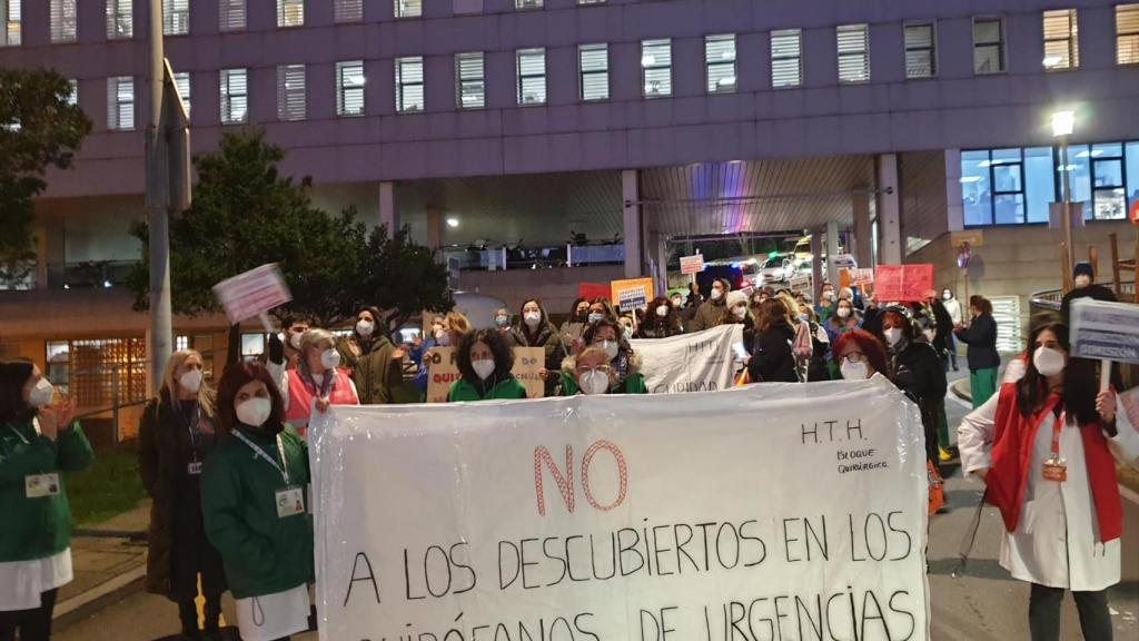 Personal de quirófano del CHUAC se manifiesta para denunciar su situación.