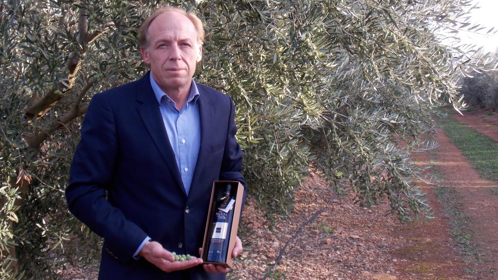 Raúl Mora, gerente de Palacio de los Olivos, junto a uno de sus aceites de oliva virgen extra premiados.