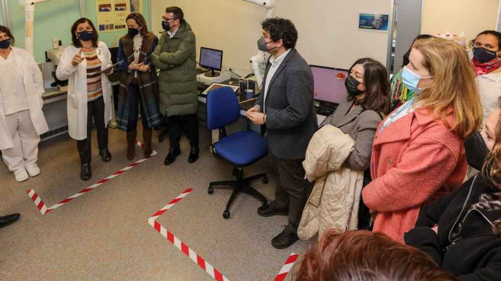 La directora del Intecmar, Covadonga Salgado, recibe una visita de parlamentarios.