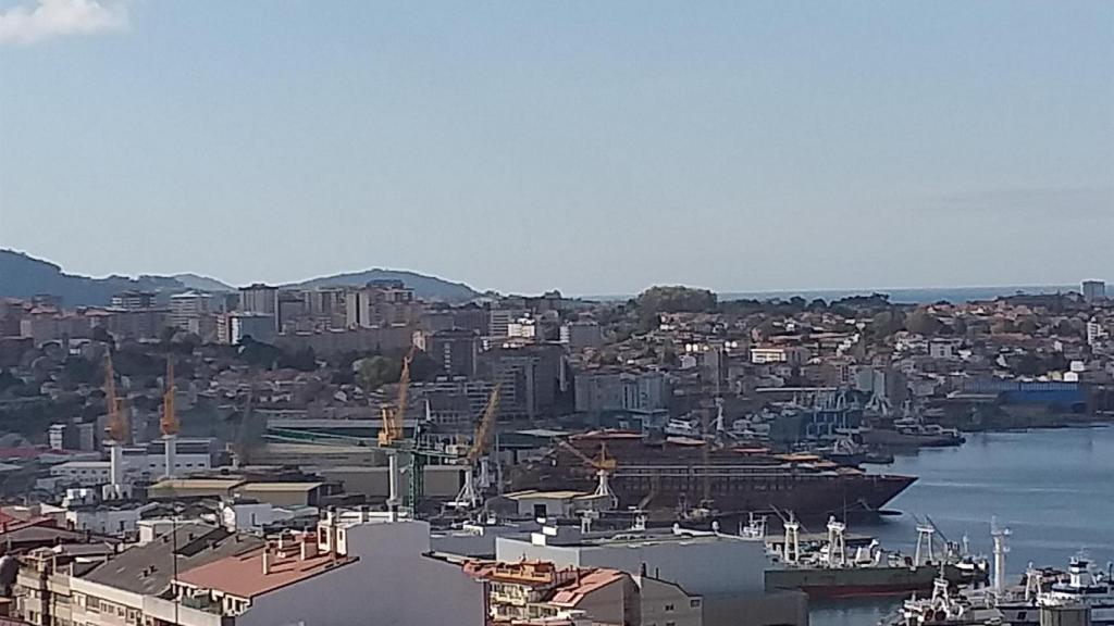 Vista del astillero Hijos de J. Barreras, con el barco de Ritz Carlton en la grada.