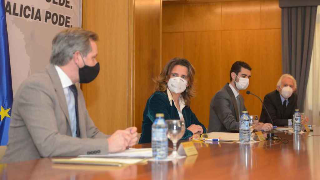 La ministra para la Transición Ecológica, Teresa Ribera, y el delegado del Gobierno en Galicia, José Miñones, participan en una reunión con empresarios.