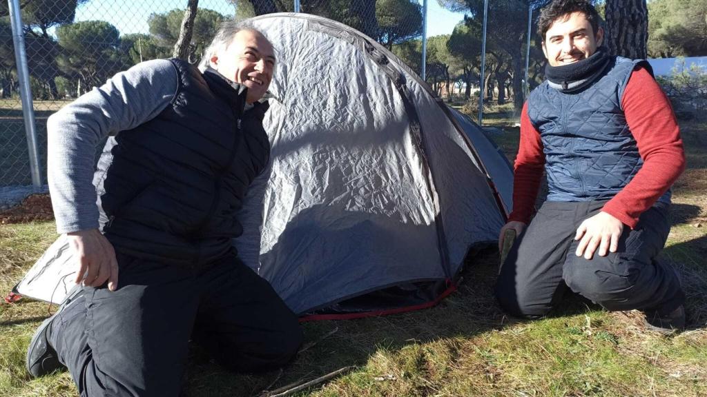 José Luis Gómez y su hijo Miguel Ángel frente a la tienda en la que dormirán en Pingüinos