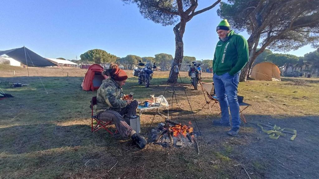 Las hogueras sirven como calefacción durante los días de la concentración