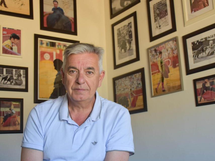 Manuel Sánchez Corbí, un gran amante y defensor de los toros. Las fotografías, todas firmadas, fueron realizadas por él mismo a las primeras figuras del escalafón