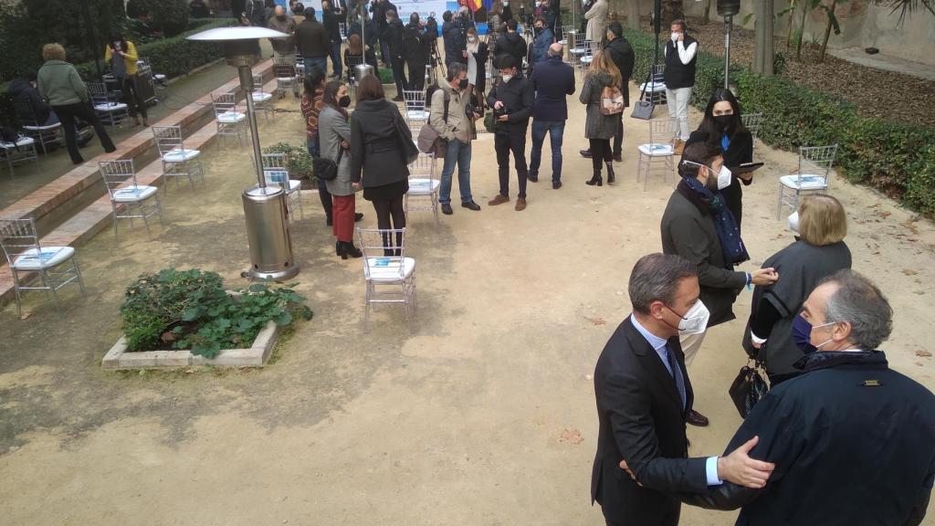 Los agentes del sector turístico llegando al patio del Centro Cultural de Las Claras.