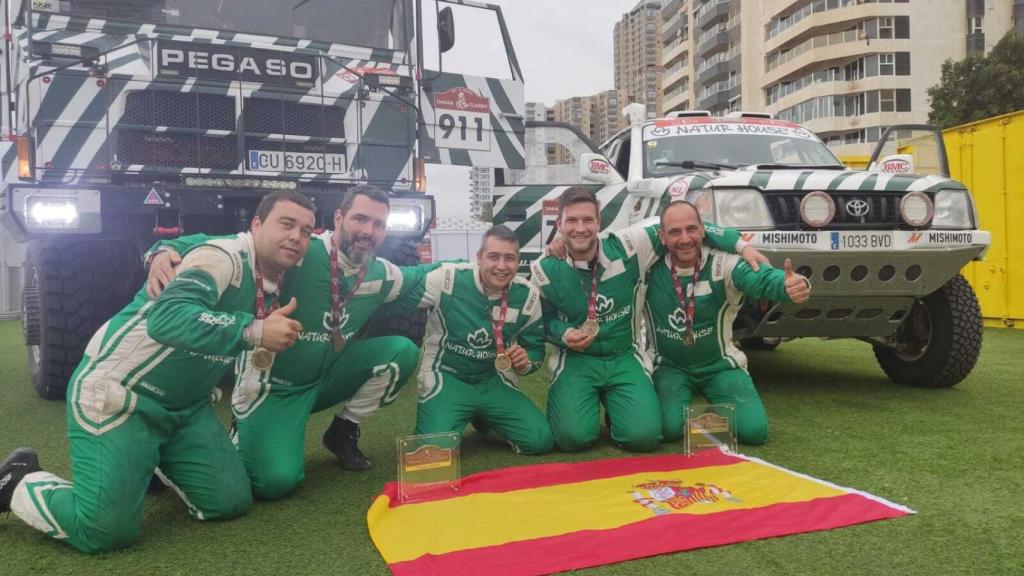 Los componentes del Naturhouse Raid Team tras terminar el Rally Dakar 2022.