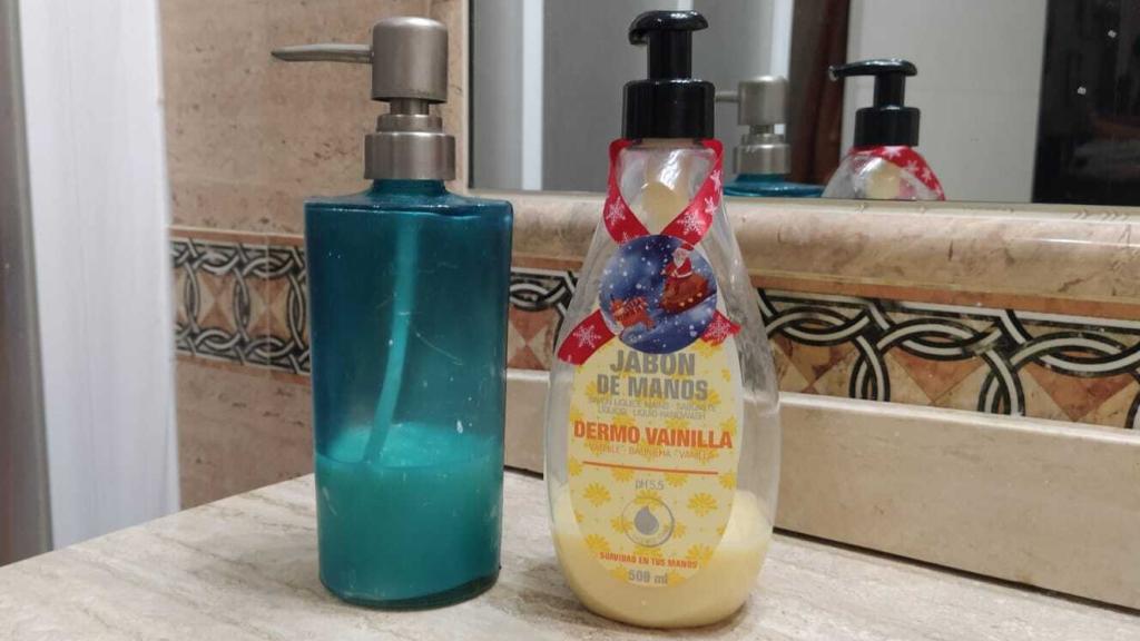 A la izquierda, el envase utilizado de vidrio y metal y, a la derecha, uno convencional de plástico.