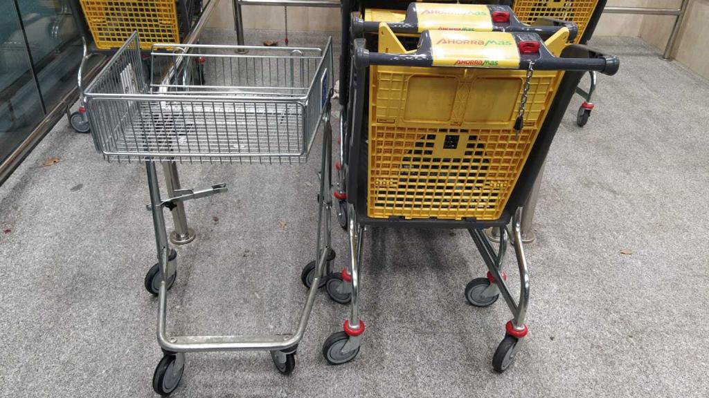 Un carrito de la compra de metal y uno de plástico.