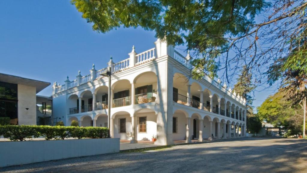 En la puerta de La Cónsula deberían montar un altar a los fundadores del Café Central.