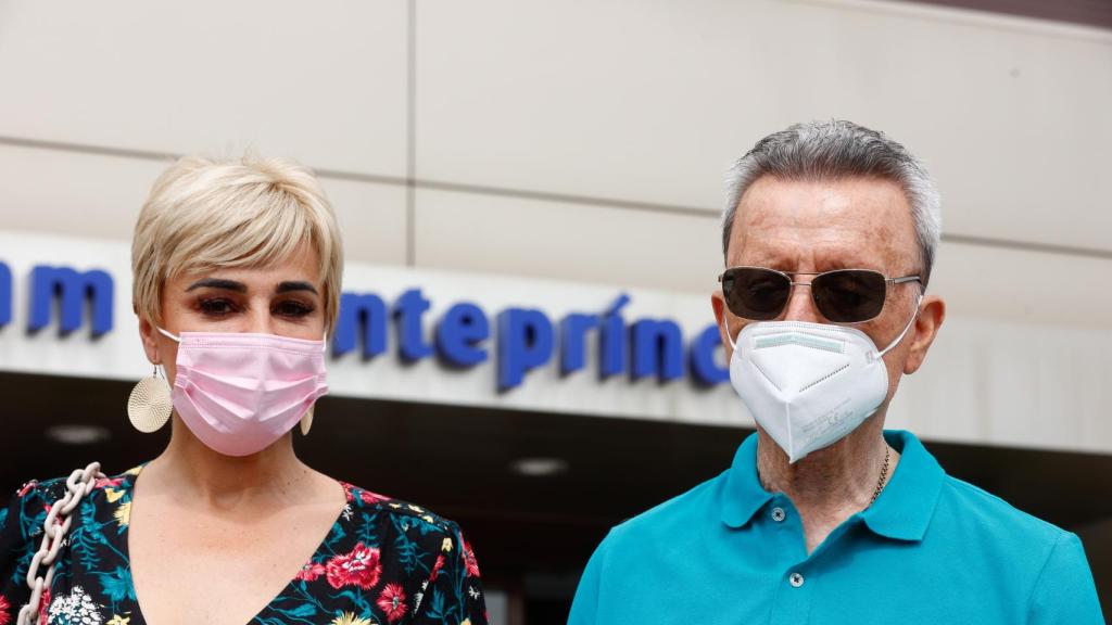 José Ortega Cano junto a su mujer, Ana María Aldón, en una imagen de archivo saliendo de un hospital en Madrid.